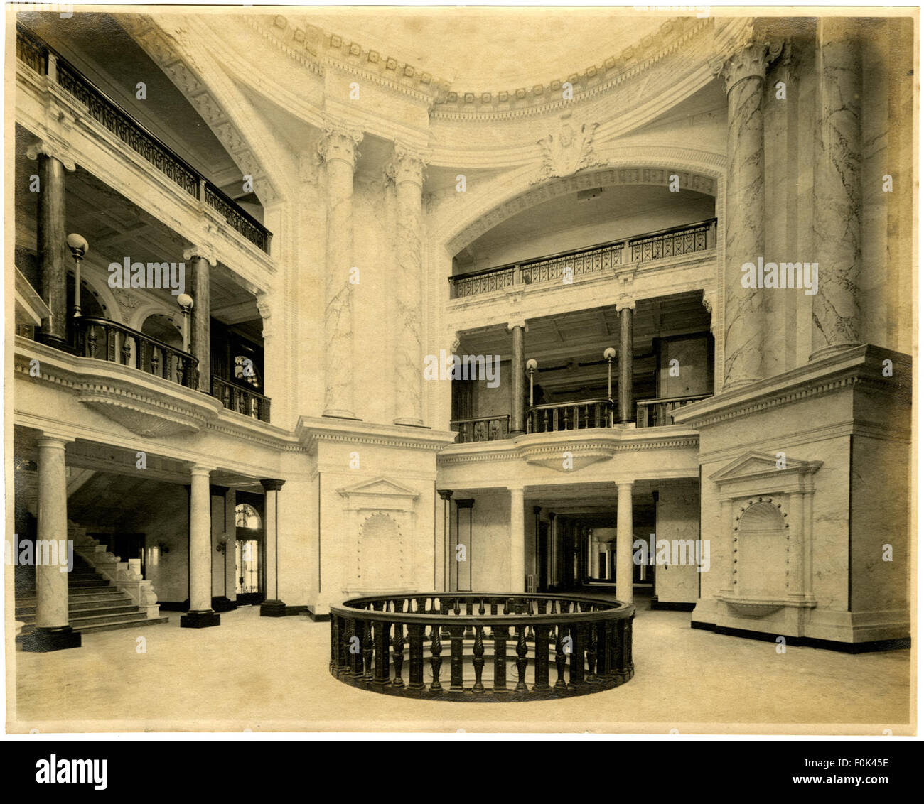 Die Rotunde ist ein großer, kreisförmiger Raum oder eine Struktur, die sich typischerweise auf ein charakteristisches architektonisches Merkmal bezieht, obwohl weitere Details im Titel nicht aufgeführt sind. Stockfoto