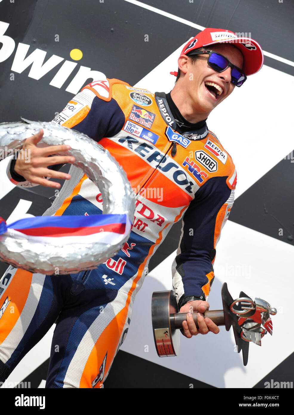 Brno, Tschechische Republik. 16. August 2015. Grand Prix der Tschechischen Republik 2015, MotoGP, der zweite feiert platzierte Marc Marquez von Spanien mit dem Pokal am 16. August, Brno, Tschechische Republik. © Vaclav Salek/CTK Foto/Alamy Live-Nachrichten Stockfoto