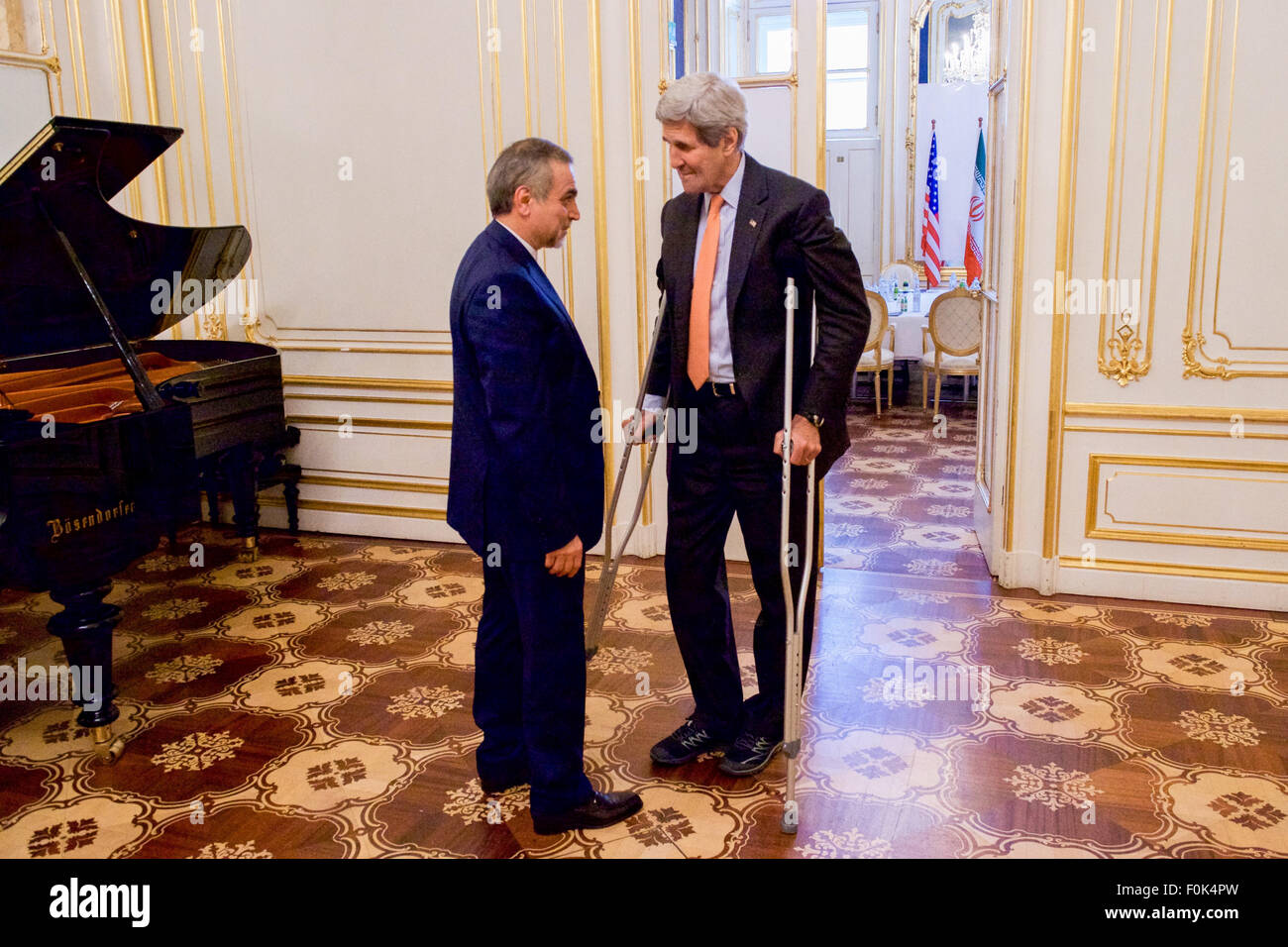 Secretary Kerry plauderte mit Hossein Fereydoun, Bruder des iranischen Präsidenten Rohani, unterhielt mich außerhalb der blaue Salon Sekretär Kerry mit Hossein Fereydoun, Bruder des iranischen Präsidenten Stockfoto