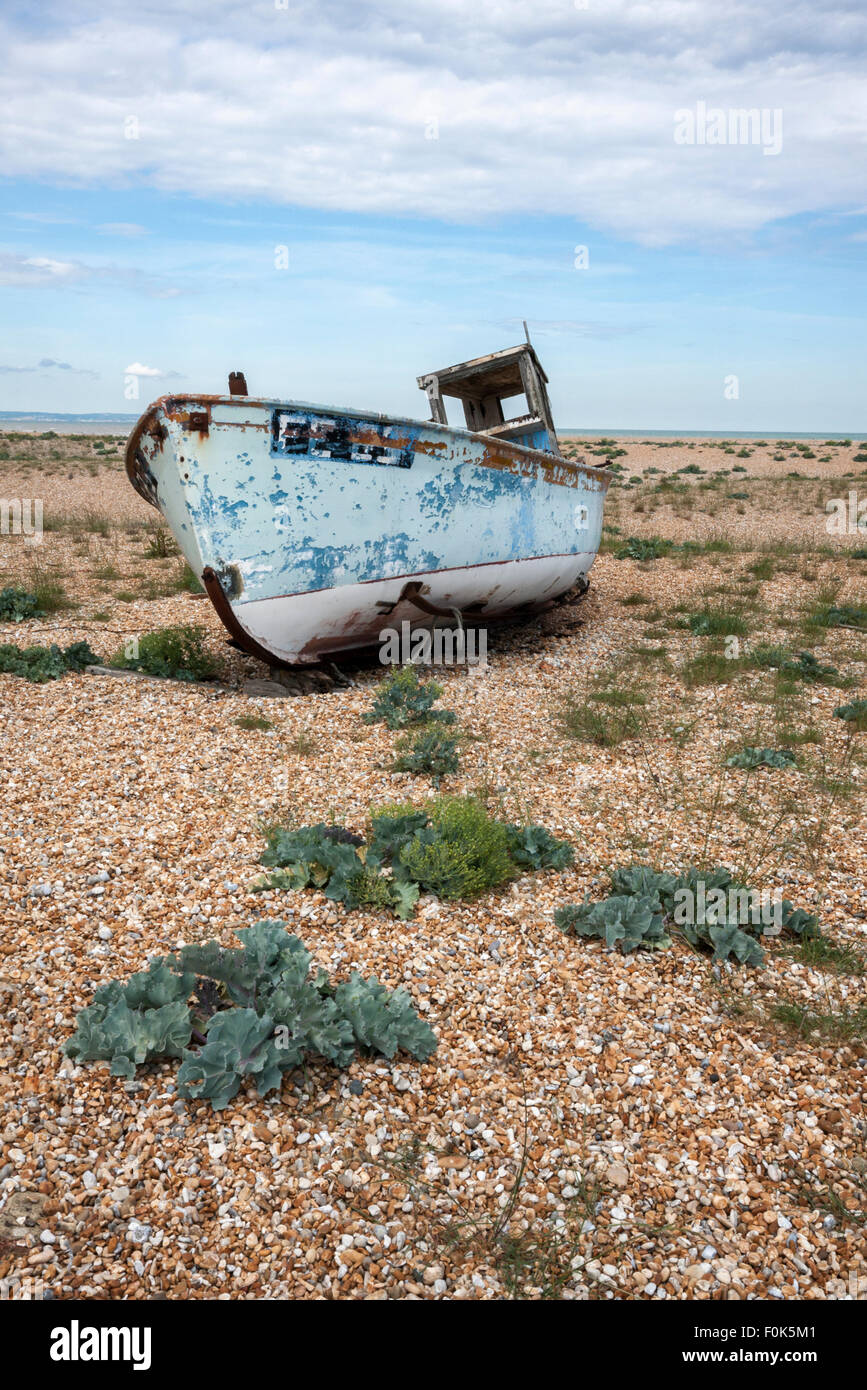 Alte verlassene Wrack Angeln Boot, Dungeness, Kent, UK Stockfoto
