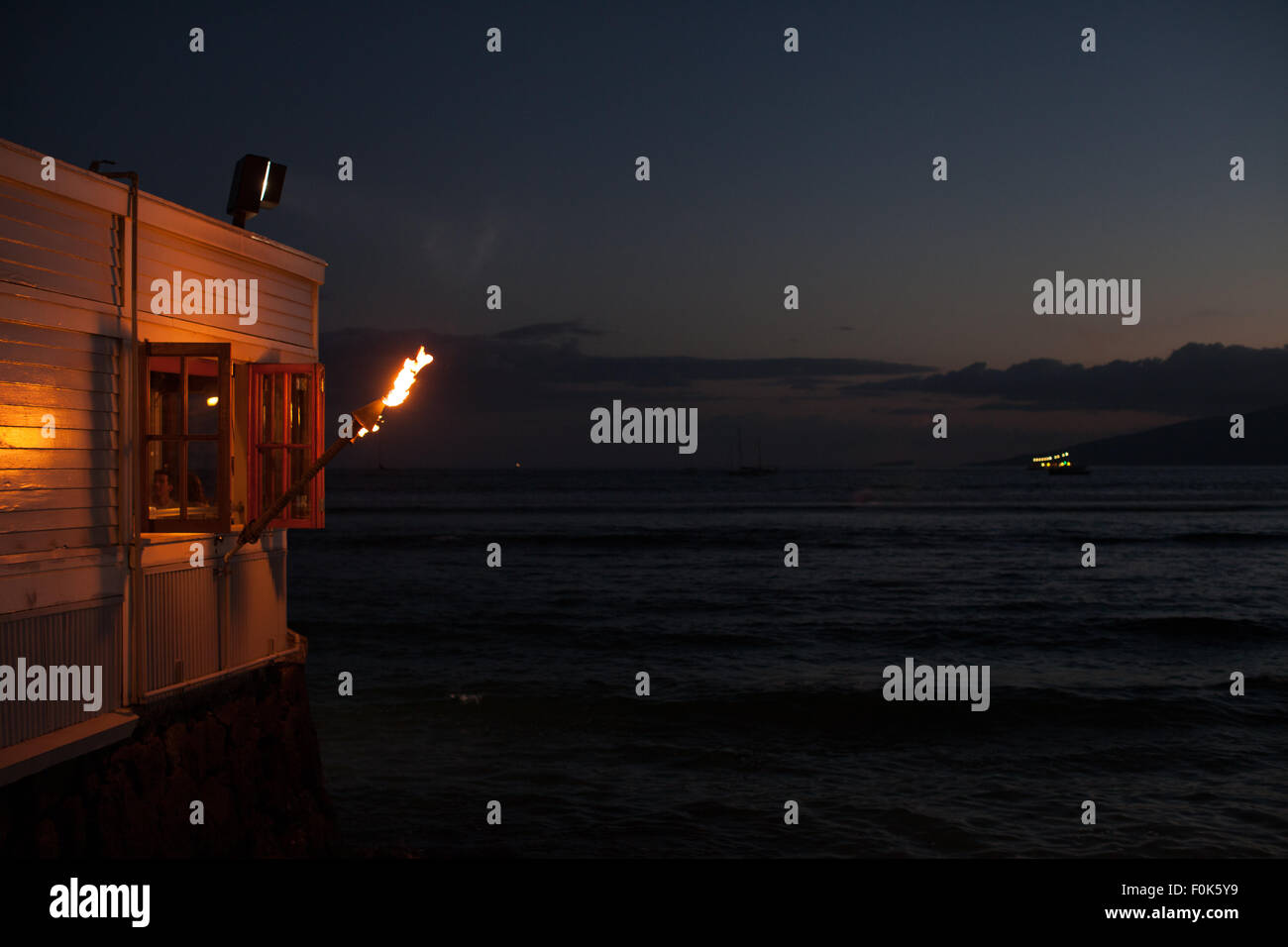 Cafe mit Blick auf den Ozean in Lahaina, Hawaii in der Nacht. Stockfoto