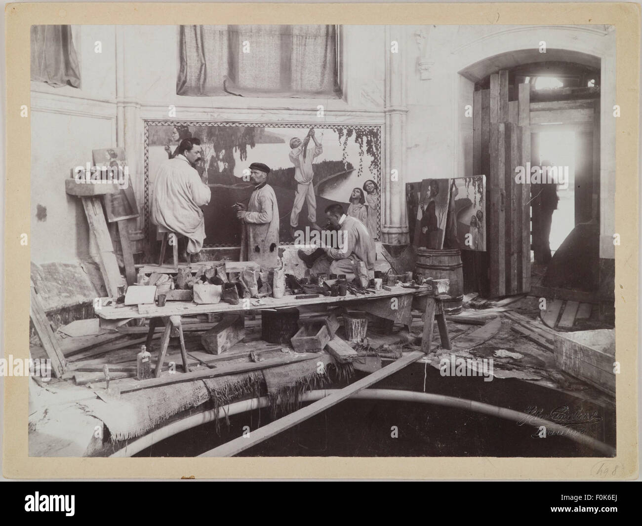 Axel Gallén und seine Helfer Malerei das Fresko Frühling im Jusélius Mausoleum in Pori, ca.1902; Foto 1. Axel Gallén und seine Assistenten das Fresko Gemälde Frühling in Stockfoto