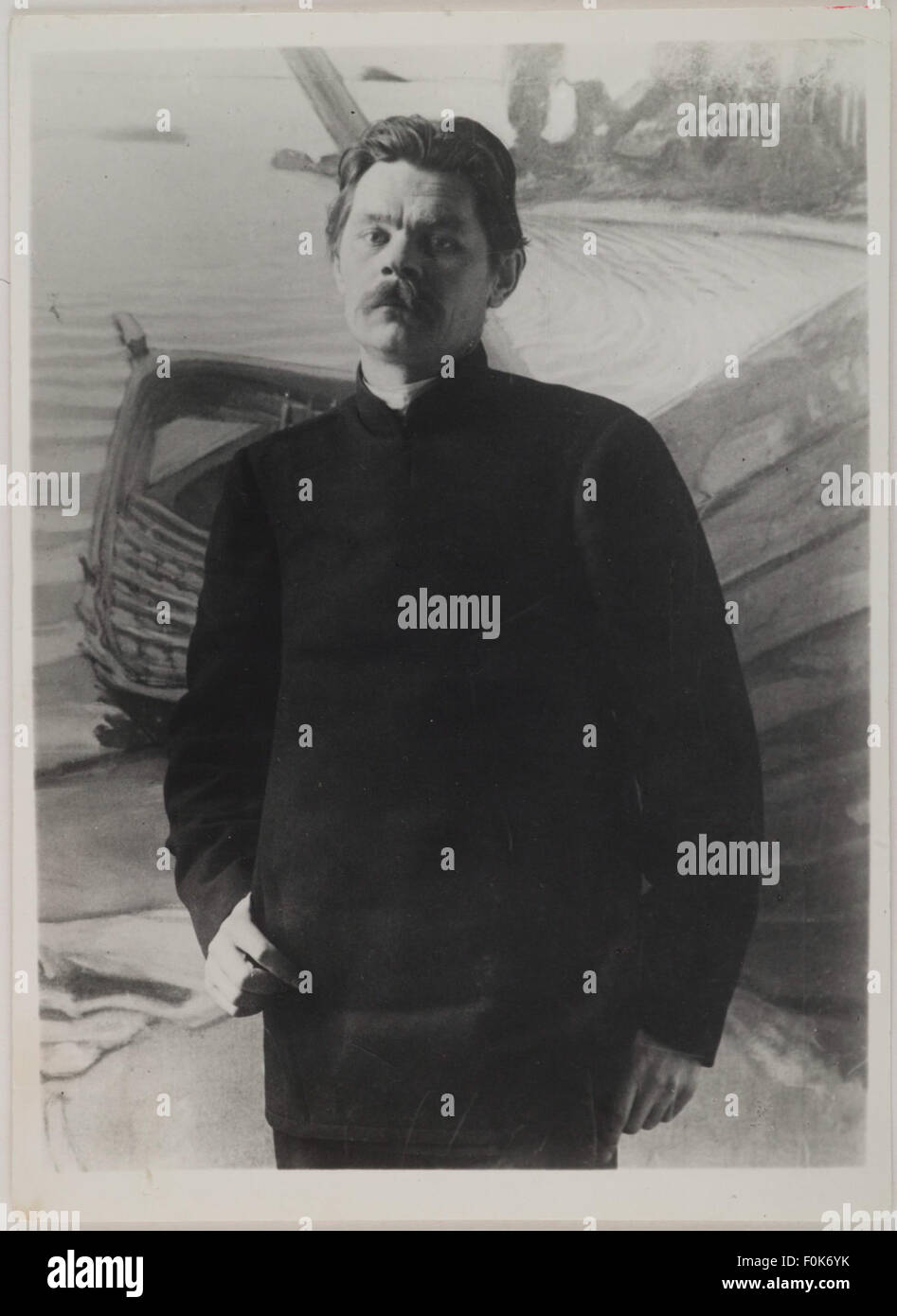 Maxim Gorki, der berühmte russische Schriftsteller, ist um 1906 vor Akseli Gallen-Kallelas Gemälde *das jammernde Boot* im Künstlerstudio Pirtti in Helsinki zu sehen. Dieses Foto, ein Abdruck des Originals, zeigt die Interaktion zwischen zwei Schlüsselfiguren der finnischen und russischen Kulturgeschichte. Stockfoto