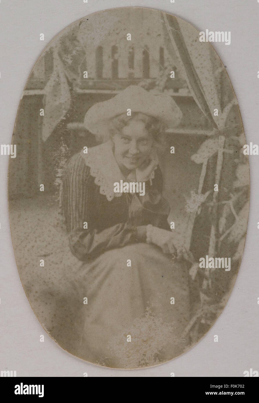 Ein ovalförmiges Porträt der Schwester der finnischen Künstlerin Akseli Gallen-Kallela, Viola Gallen-Kallela, fängt ihr Gleichnis in einem historischen Stück aus dem späten 19. Oder frühen 20. Jahrhundert ein. Stockfoto