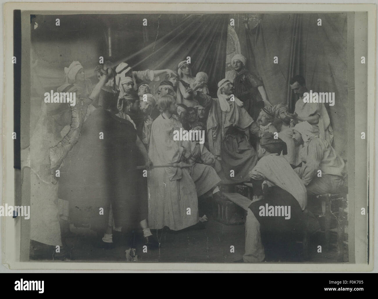 Eine Gruppe von Einzelpersonen wird in den 1880er Jahren an einer Studioparty teilgenommen oder eine Szene in der Académie Julian in Paris inszeniert Diese Zeit war bedeutend für Künstler wie Akseli Gallen-Kallela, der sich in dieser Zeit aktiv in der französischen Kunstszene engagierte. Stockfoto