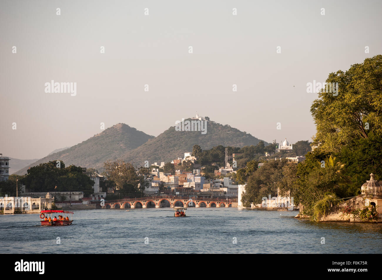 Udaipur, Rajasthan, Indien. Blick über das Wasser auf die Daiji Brücke, Pichola-See. Stockfoto