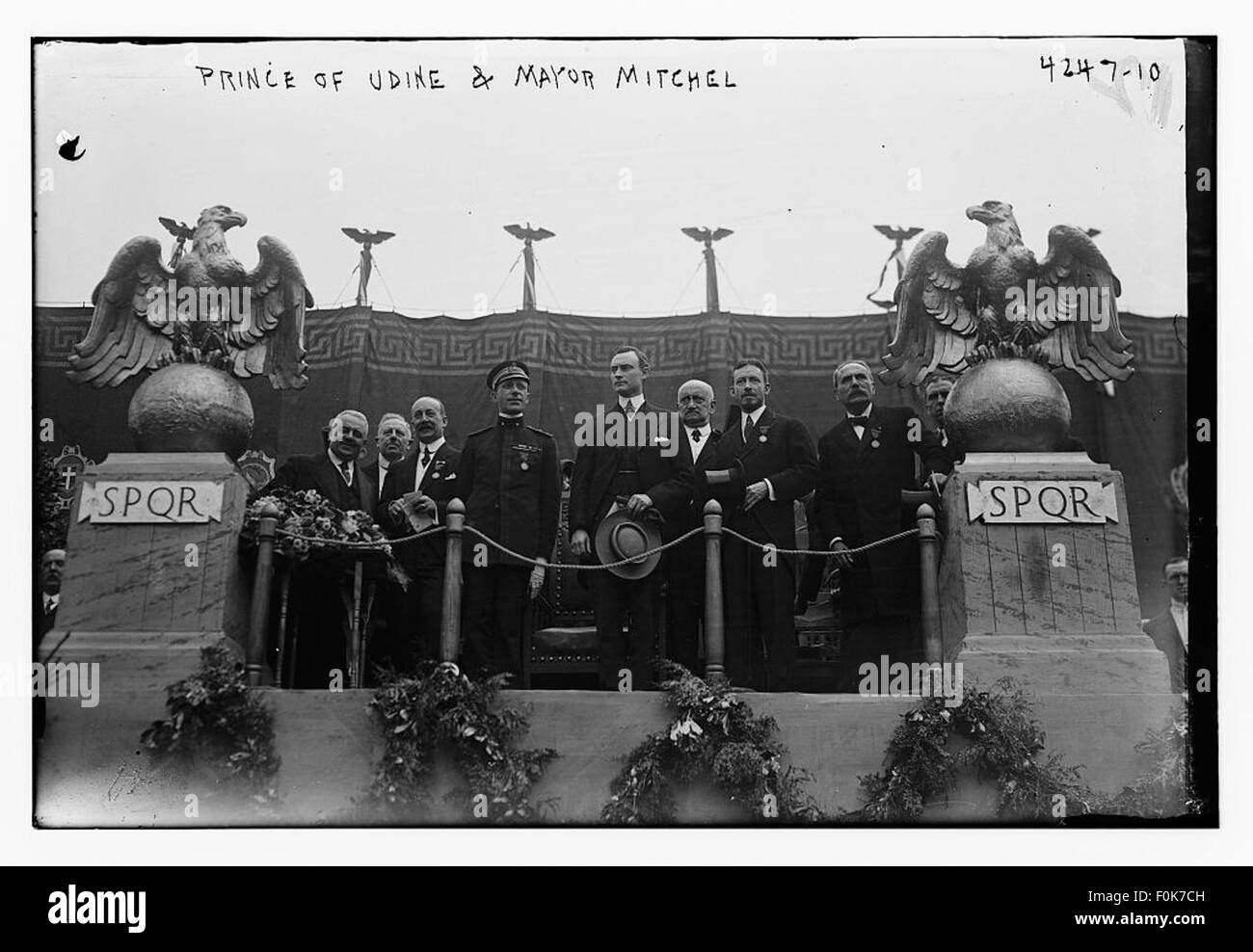 Das Foto zeigt den Prinzen von Udine und Bürgermeister Mitchel in einem historischen Kontext, wahrscheinlich während einer politischen oder zeremoniellen Veranstaltung, bei der diese Personen in öffentlichen Angelegenheiten oder Diplomatie involviert waren. Stockfoto