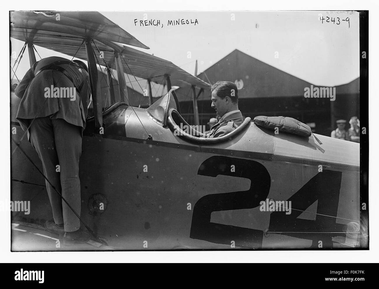 Französische Armee Flieger in Mineola, einem Ort in New York, während des Ersten Weltkriegs. Das Foto zeigt Flieger in Uniform, die wahrscheinlich an Schulungen oder Missionen während des Krieges beteiligt waren, was die Beteiligung Frankreichs an der Luftfahrt während dieser Zeit unterstreicht. Stockfoto