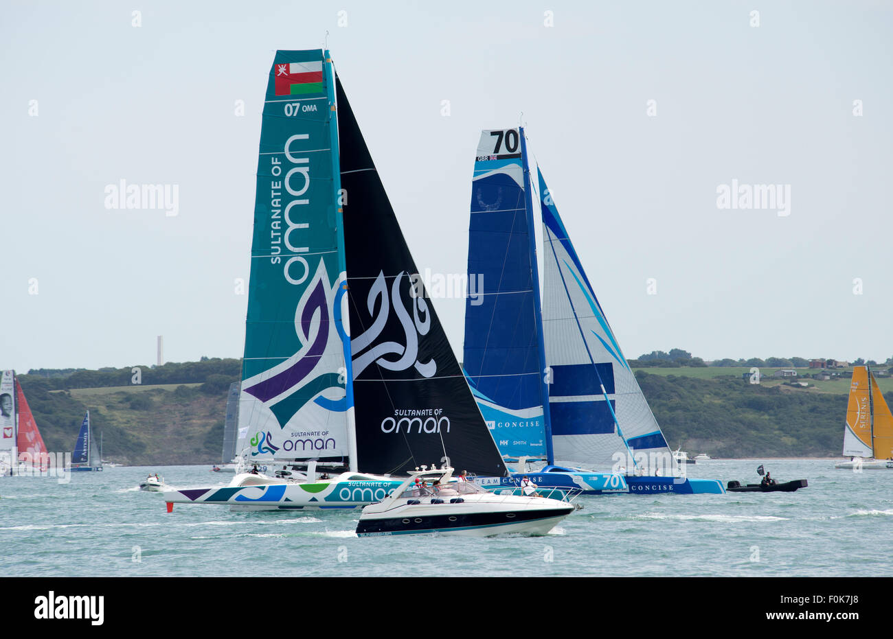 Sultanat von Oman und prägnant Team Racing Yachten zu Beginn der Rolex Fastnet Race 2015 Cowes UK Stockfoto