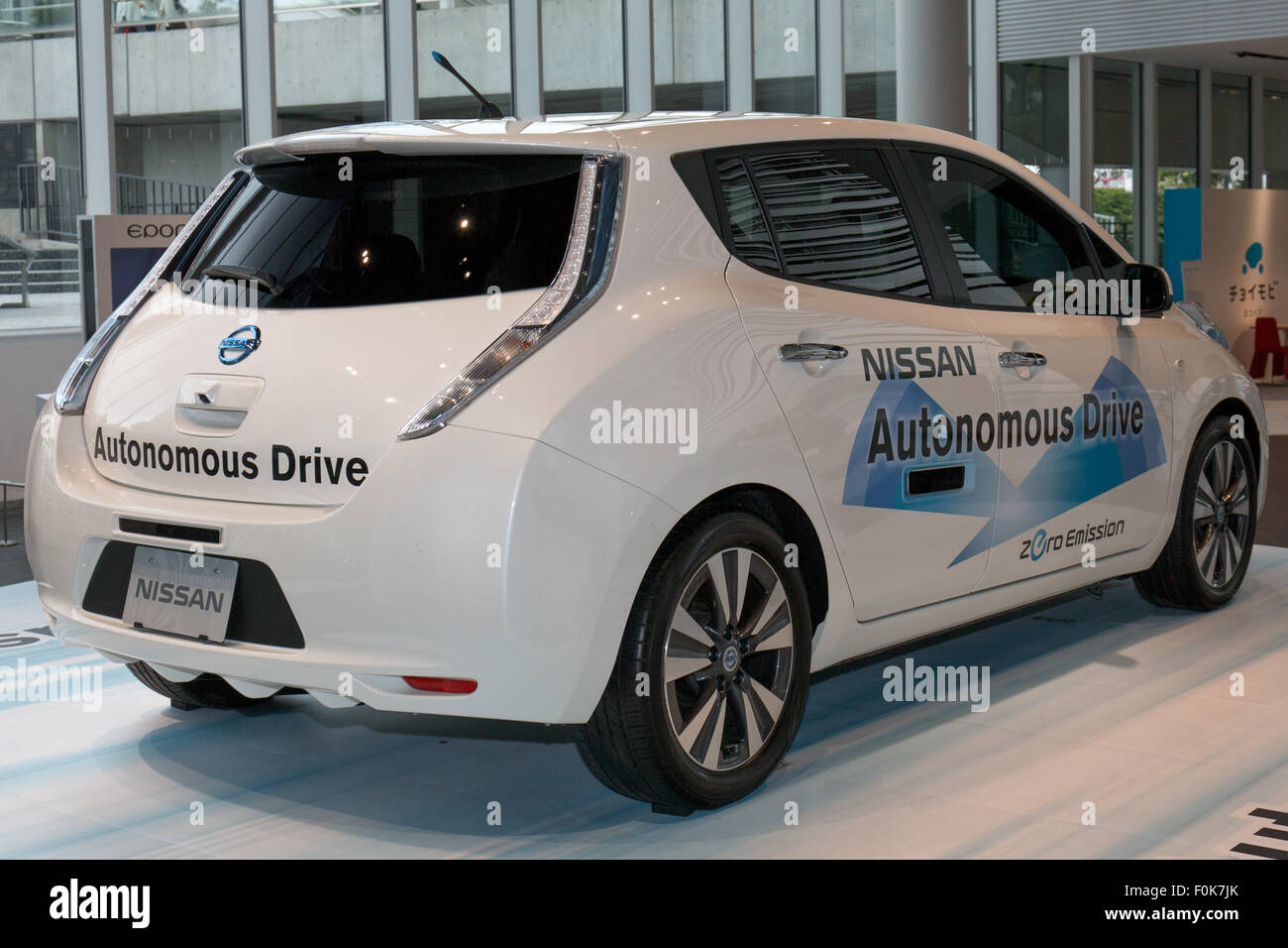 Das Nissan Autonomous Drive Fahrzeug 2015 wird in der Nissan Global Headquarters Gallery präsentiert. Dieses Fahrzeug steht für Fortschritte in der autonomen Fahrtechnologie und Nissans Engagement für Innovationen in der Automobilindustrie. Stockfoto