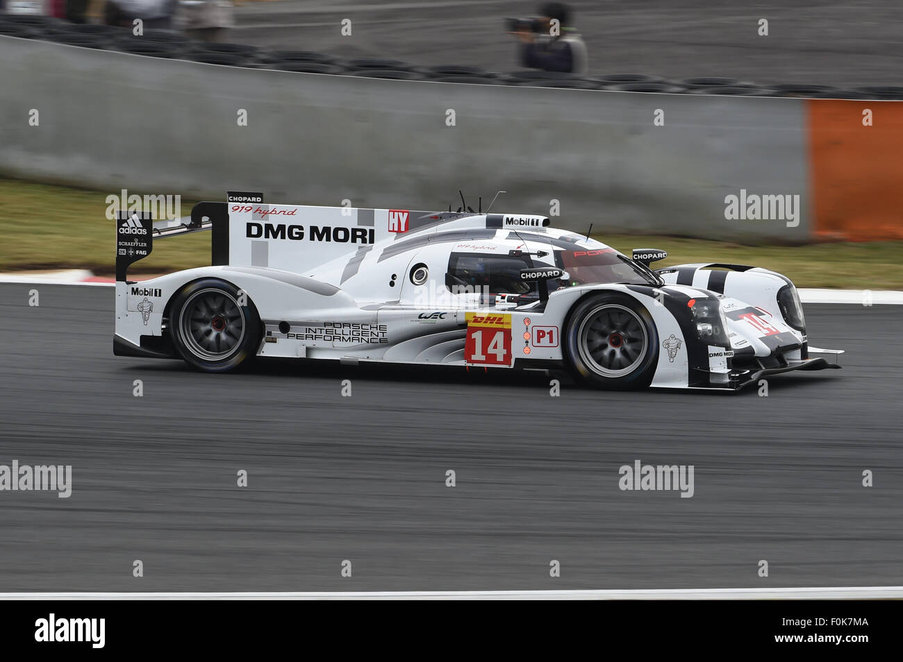 Der Porsche 919 Hybrid ist ein Hochleistungs-Rennwagen, der für Ausdauerrennen entwickelt wurde. Er verfügt über modernste Hybridtechnologie, die es ermöglicht, bei Veranstaltungen wie der 24-Stunden-Tour von Le Mans mitzumachen und Effizienz mit Geschwindigkeit und Präzision zu kombinieren. Stockfoto