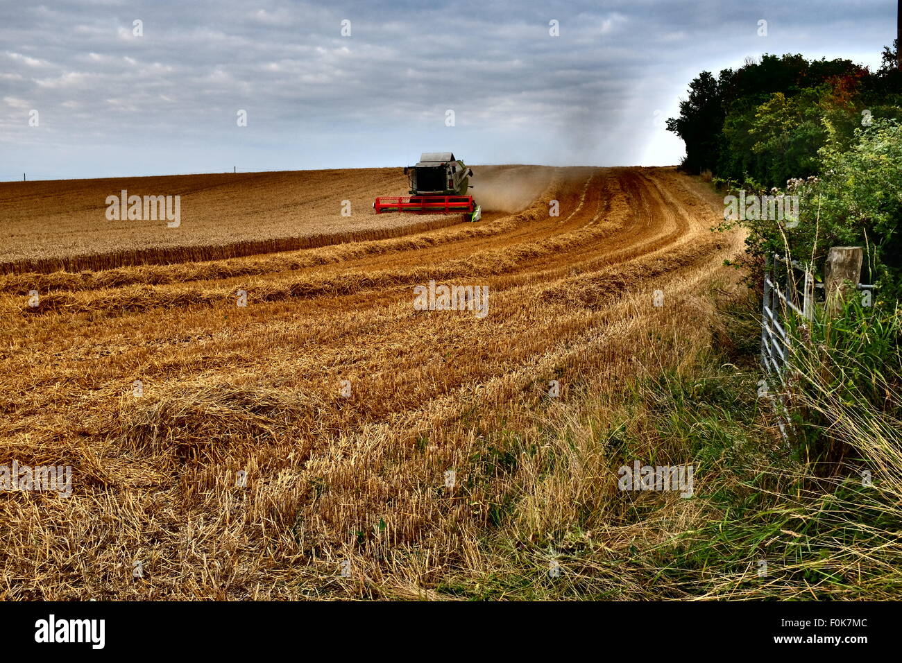 Mähdrescher Harvester, geerntetes Weizenfeld in Pirton Village Worcestershire, England, Großbritannien Stockfoto