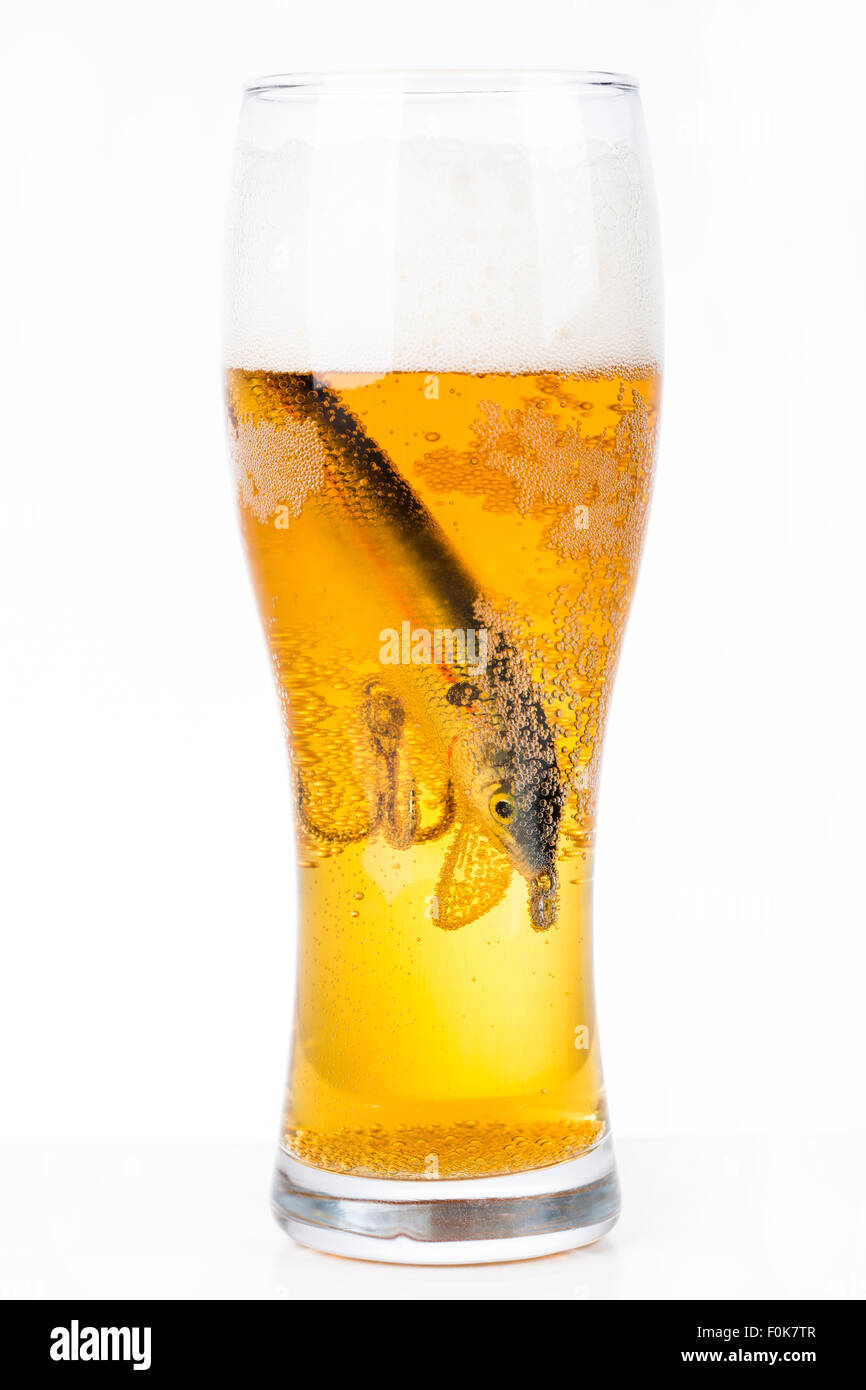 Closeup Angeln Köder Wobbler in Glas mit Leichtbier Stockfoto