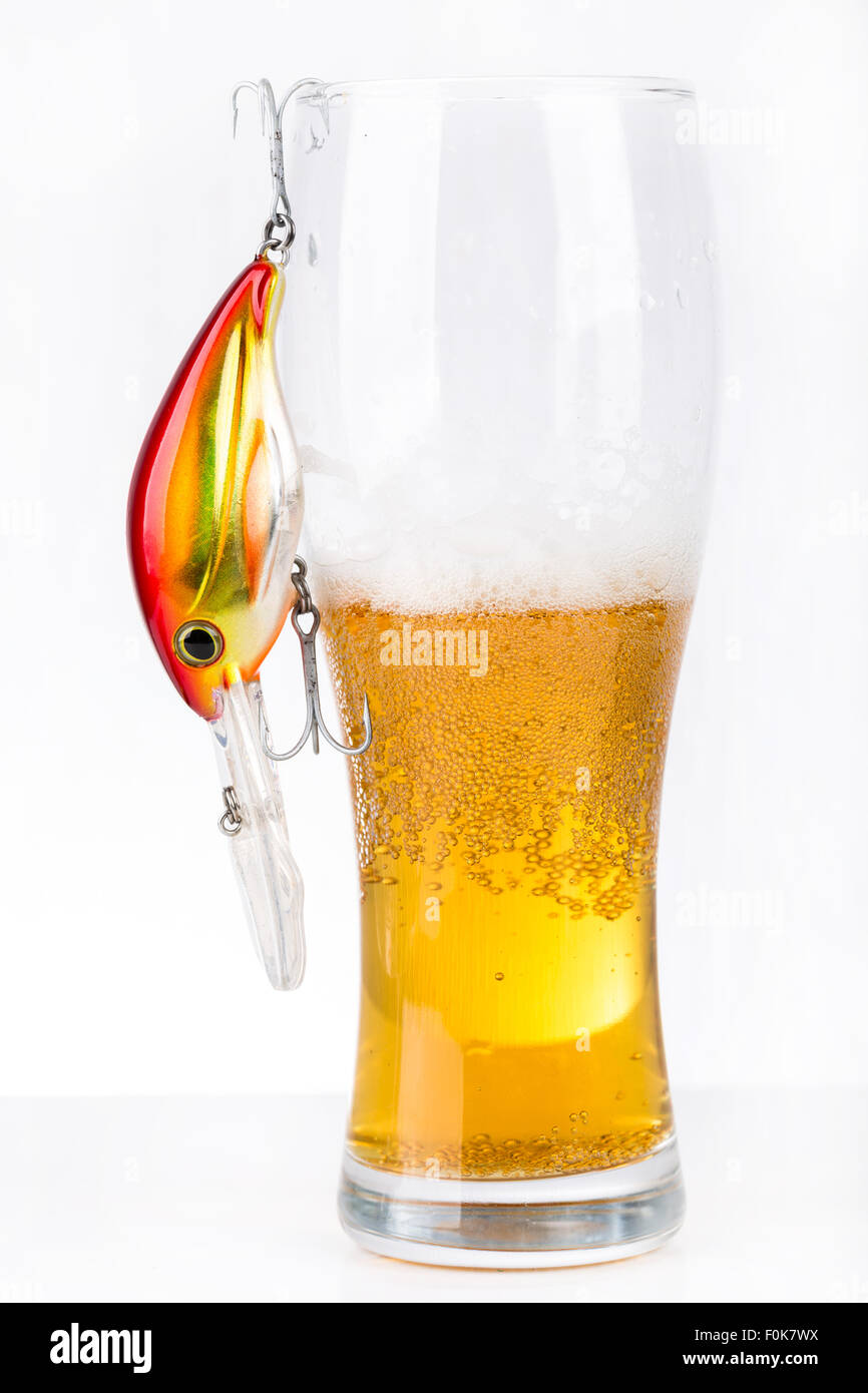Closeup Angeln Köder Wobbler in der Nähe von Glas mit Leichtbier Stockfoto