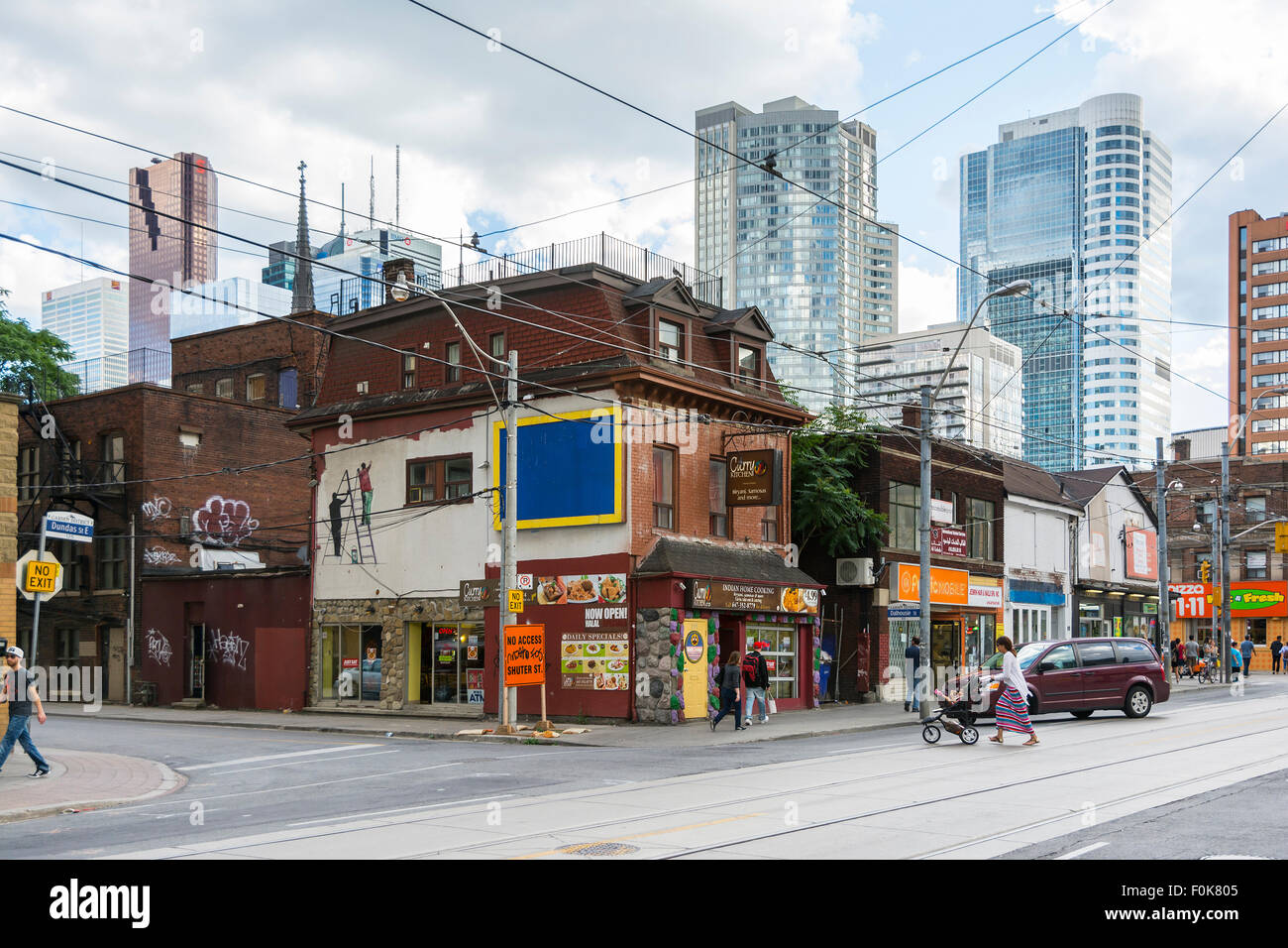 Toronto Kanada August 1 15 People Wandern Oder Reisen Um Zu Arbeiten In Einem Vorort Von Toronto Bei Einem Bewolkten Stockfotografie Alamy