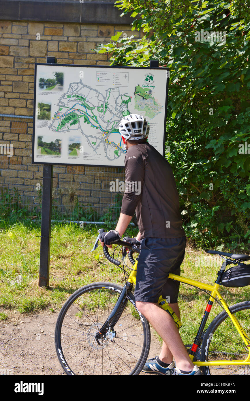 Radfahrer-Check-Karte mit Standort Leeds und Liverpool Kanal entlang, West Yorkshire, Großbritannien Stockfoto