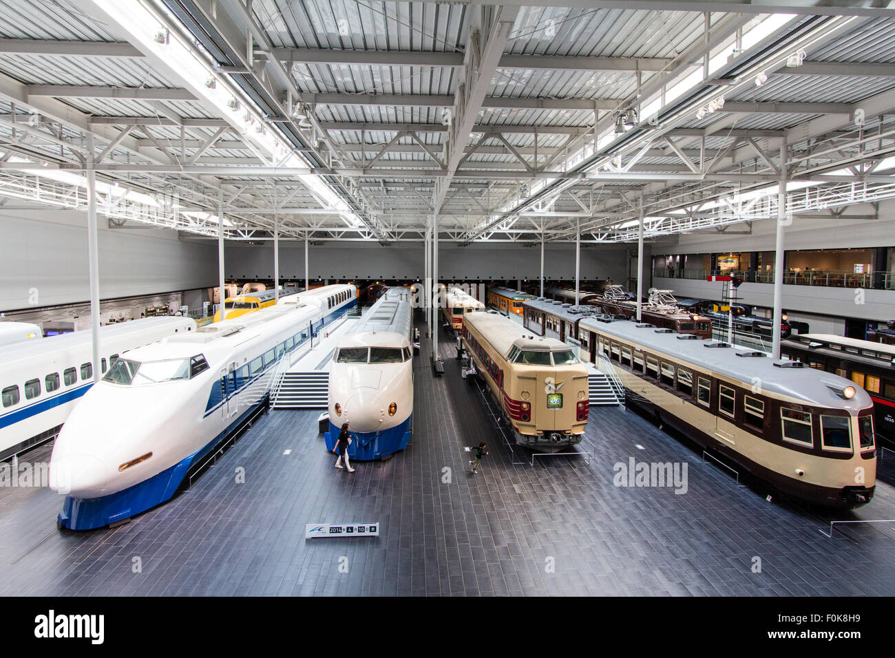 Japan, Nagoya, Railway Park. Innenraum der Shinkansen Museum. Ansicht von oben von zwei shinkansen Züge, ein Express und einem Triebwagen. Stockfoto