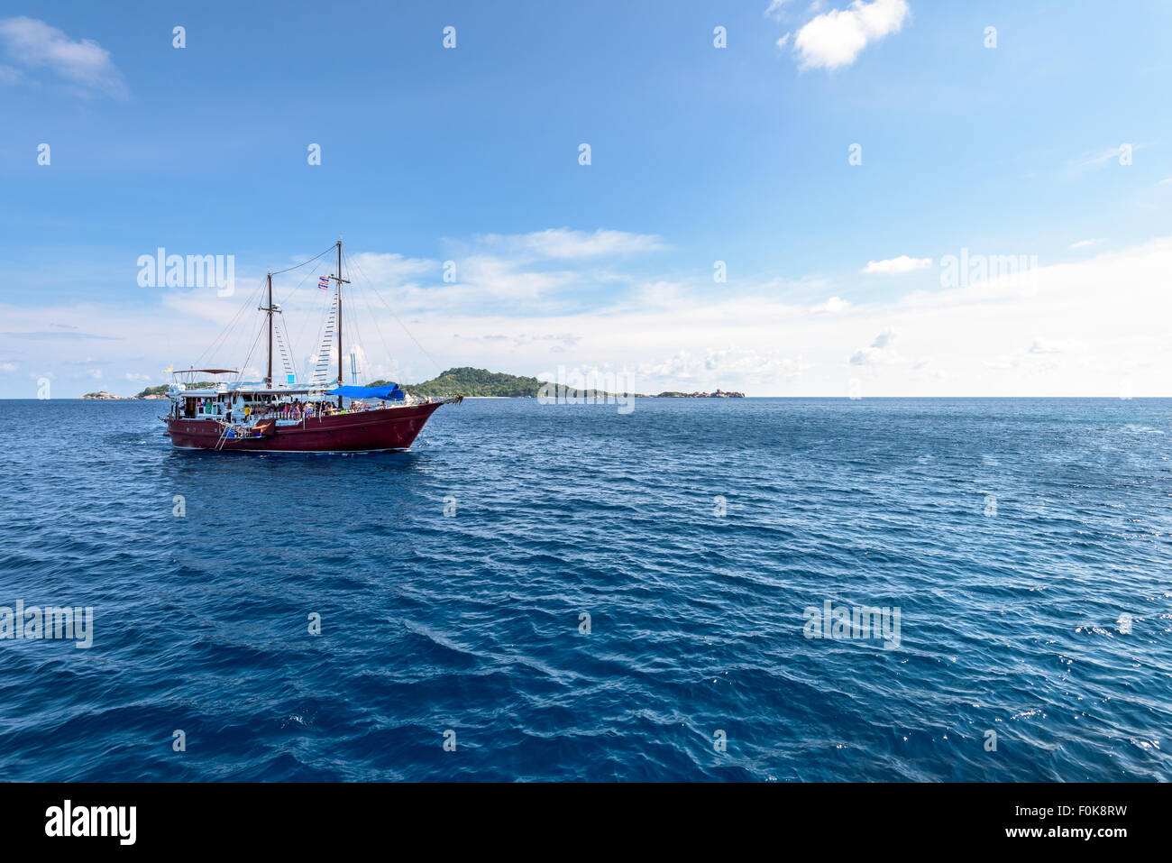 Große Passagierschiff auf dem blauen Wasser der Andaman See im Sommer im Mu Koh Similan Island National Park, Phang Nga Reisen Stockfoto