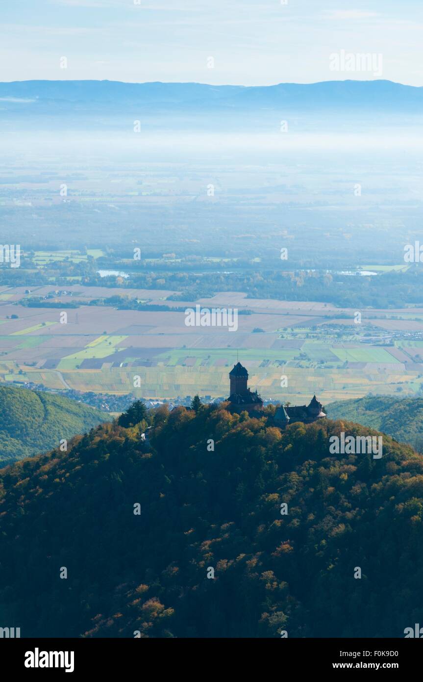 Frankreich, Bas Rhin (67), Orschwiller, Haut Koenigsbourg Schloss und Rheinebene (Luftbild) / / Bas Rhin (67), Orschwiller, Sport Stockfoto