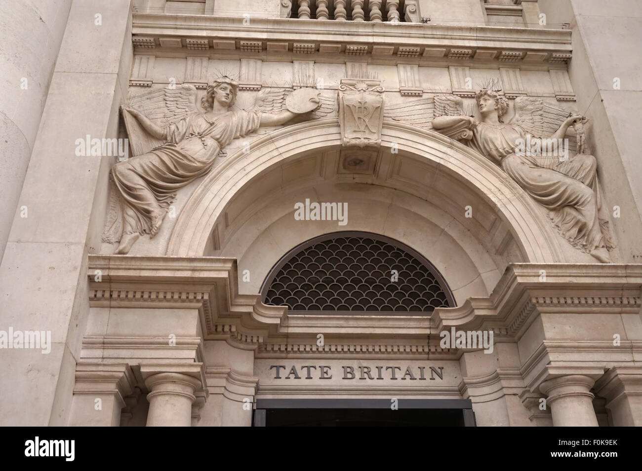 Skulpturen über dem Eingang zur Tate Britain, London, UK Stockfoto