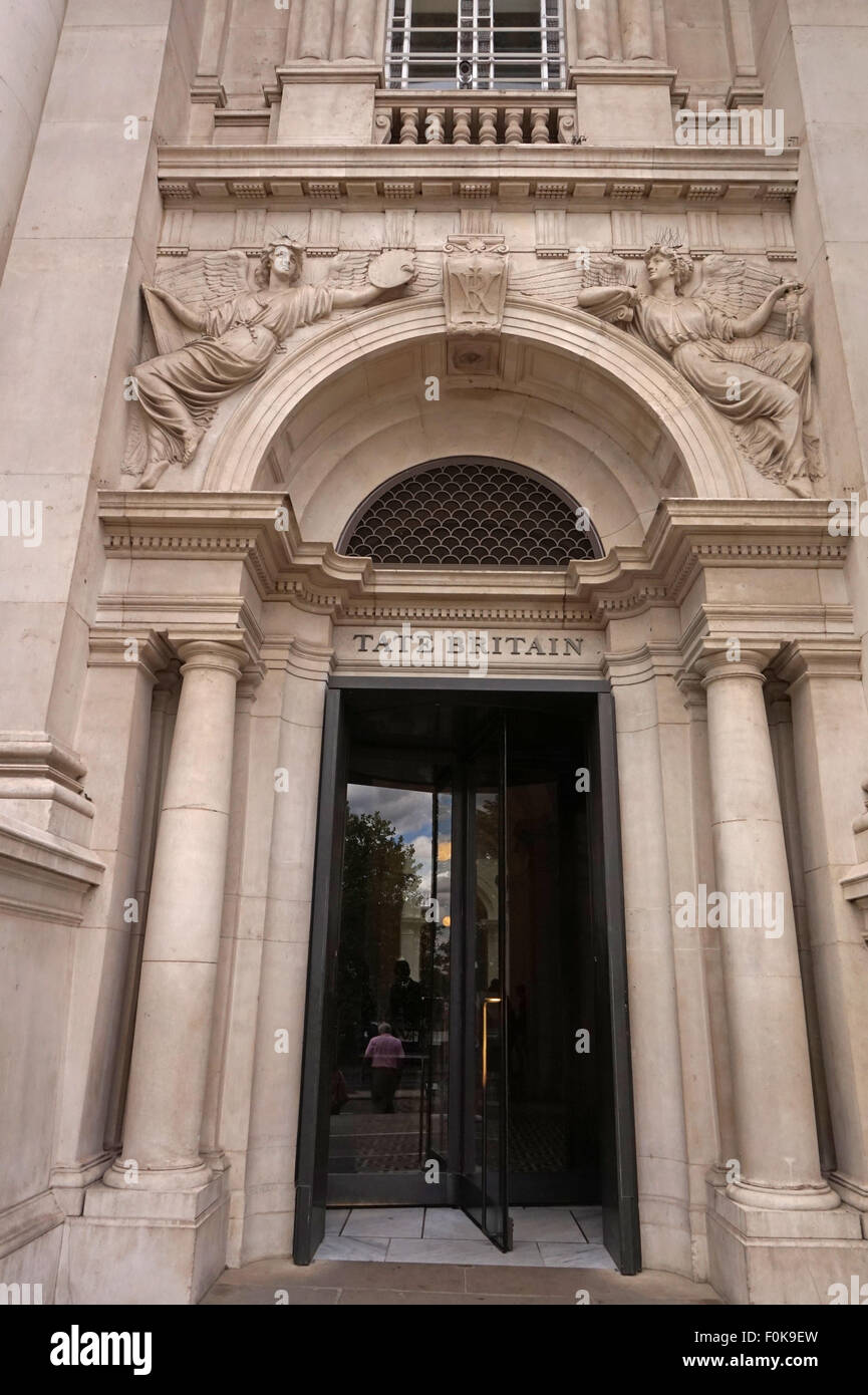 Vor dem Eingang der Tate Britain, London, UK Stockfoto