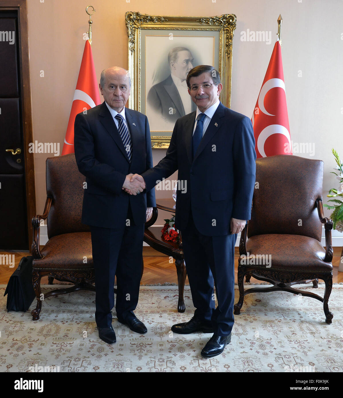 Ankara, Türkei. 17. August 2015. Turkish Prime Minister Ahmet Davutoglu (R) Treffen mit dem Führer der Partei nationalistischen Bewegung (MHP) Devlet Bahceli in Ankara, Türkei, am 17. August 2015. Es gibt keine Möglichkeit für die Bildung einer türkischen Koalitionsregierung, sagte Davutoglu am Montag nach einem Treffen mit dem Führer der Partei nationalistischen Bewegung (MHP) Devlet Bahceli. Bildnachweis: Mustafa Kaya/Xinhua/Alamy Live-Nachrichten Stockfoto