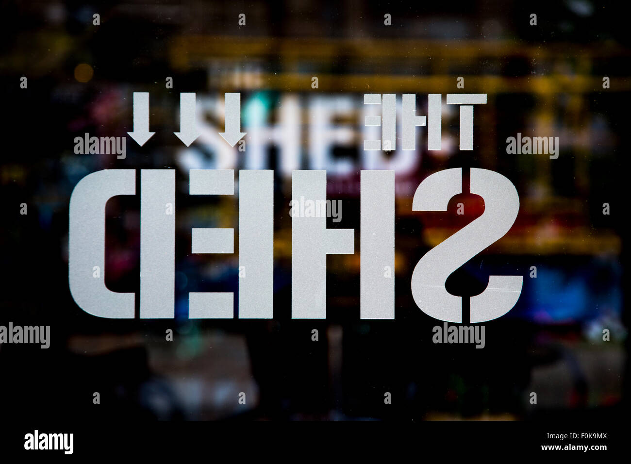 Umdrehen Sie Bild des Logos von The Shed Bar & Restaurant, Café, Falmouth, Cornwall, England. Stockfoto