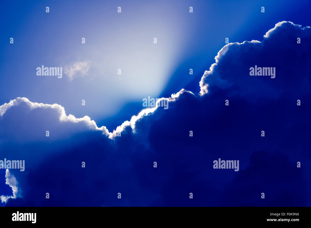 Wundervolle farbige Wolkenformationen in Cornwall, Großbritannien Stockfoto