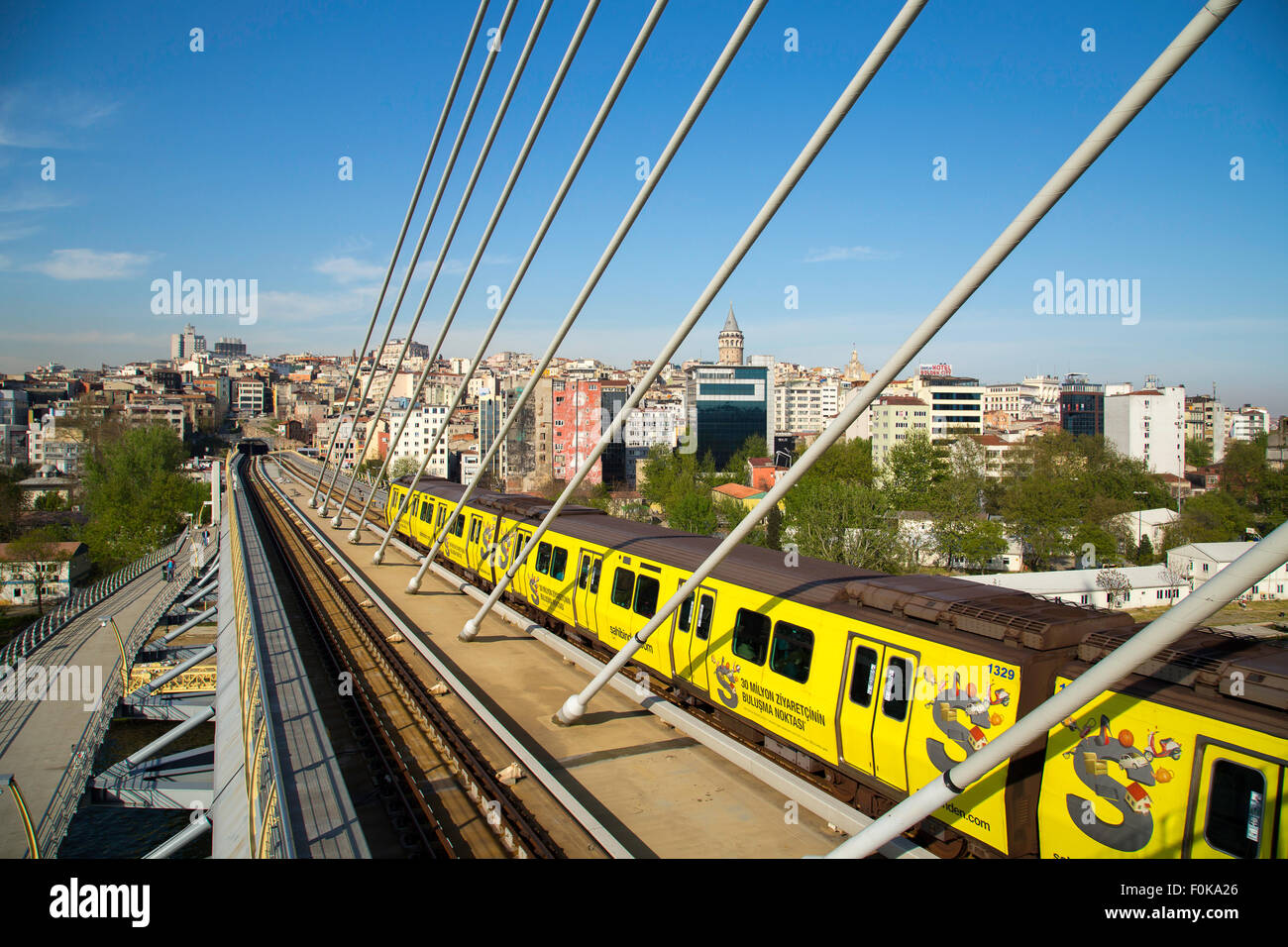 Istanbul Metro u-Bahn vorbei von der Goldene Horn-Metro-Brücke Stockfoto