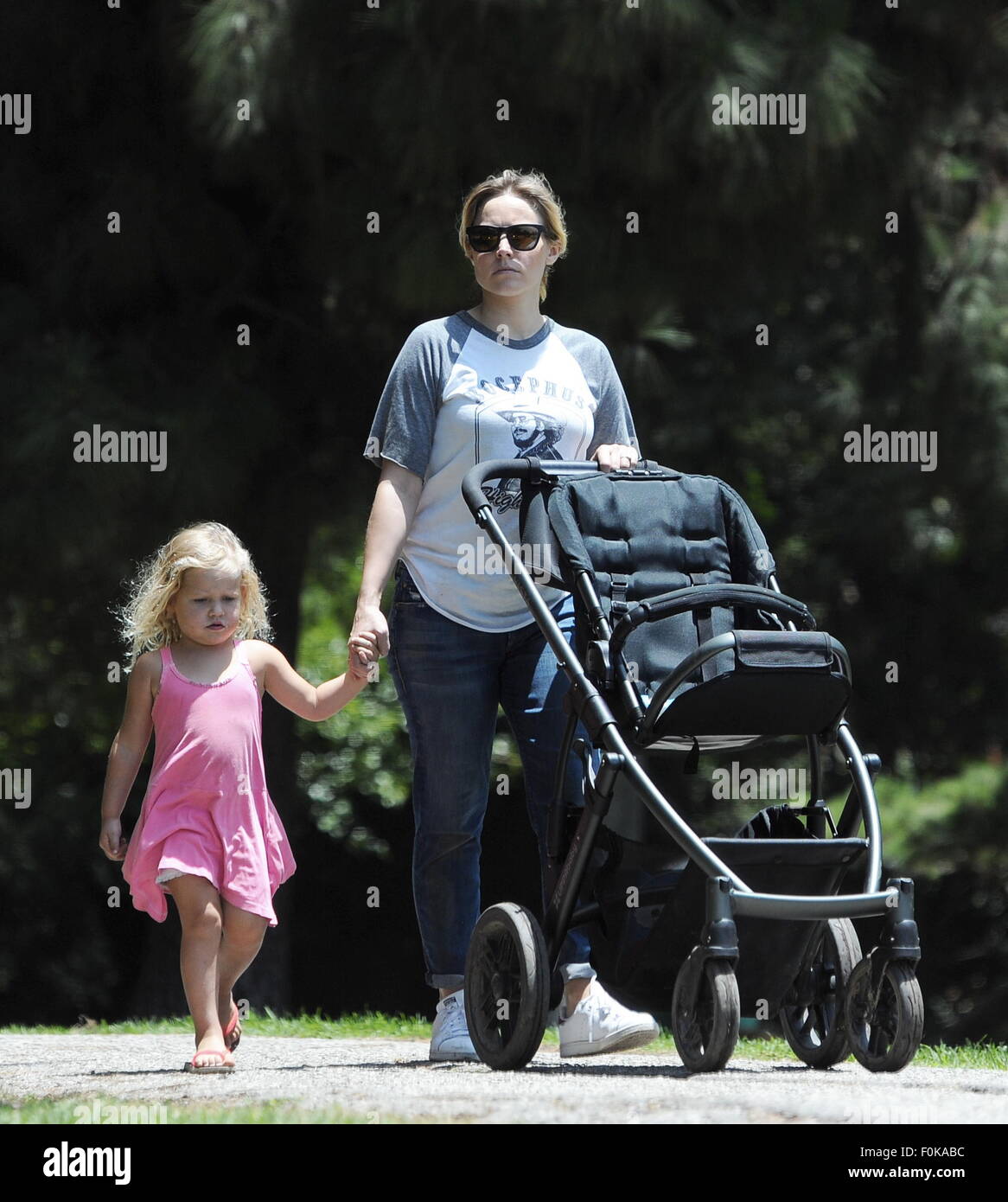 Kristen Bell nimmt einen Spaziergang durch den Griffith Park in Los Angeles mit ihren Töchtern Lincoln und Delta. Die Familie gingen durch den Park vor der Überschrift auf dem Trail Cafe zum Frühstück Featuring: Kristen Bell, wo Lincoln Bell: Los Angeles, California, Vereinigte Staaten von Amerika bei: 16. Juni 2015 Stockfoto