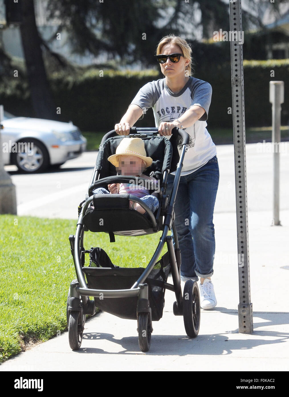 Kristen Bell nimmt einen Spaziergang durch den Griffith Park in Los Angeles mit ihren Töchtern Lincoln und Delta. Die Familie gingen durch den Park vor der Überschrift auf dem Trail Cafe zum Frühstück Featuring: Kristen Bell, Delta Glocke wo: Los Angeles, California, Vereinigte Staaten von Amerika bei: 16. Juni 2015 Stockfoto