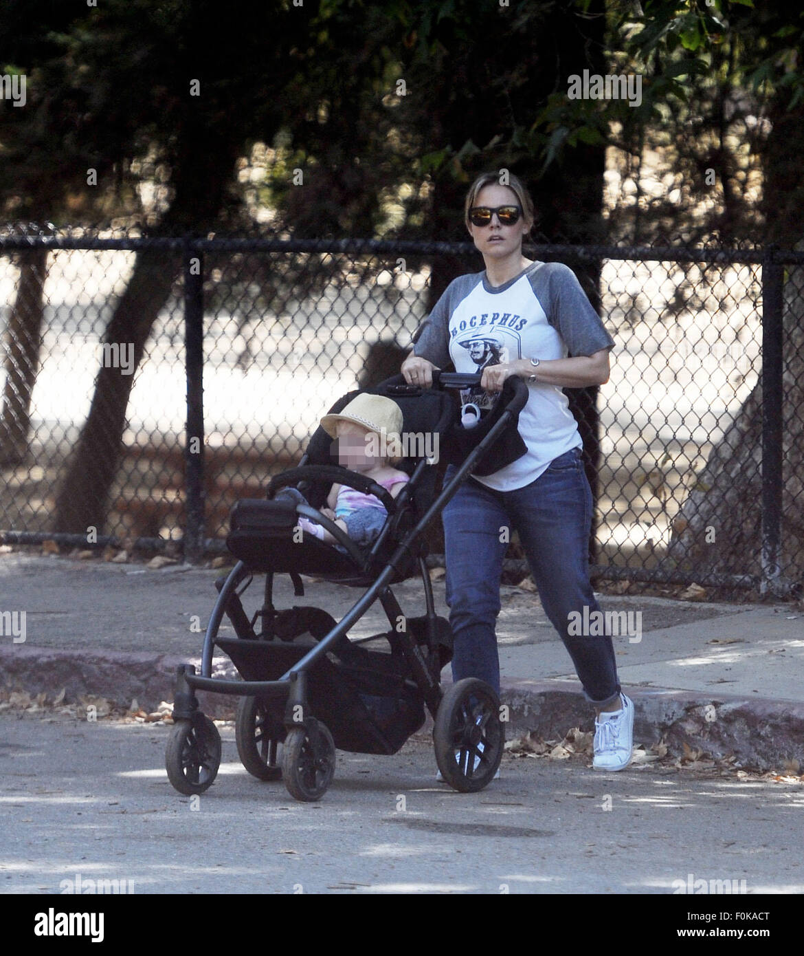Kristen Bell nimmt einen Spaziergang durch den Griffith Park in Los Angeles mit ihren Töchtern Lincoln und Delta. Die Familie gingen durch den Park vor der Überschrift auf dem Trail Cafe zum Frühstück Featuring: Kristen Bell, Delta Glocke wo: Los Angeles, California, Vereinigte Staaten von Amerika bei: 16. Juni 2015 Stockfoto