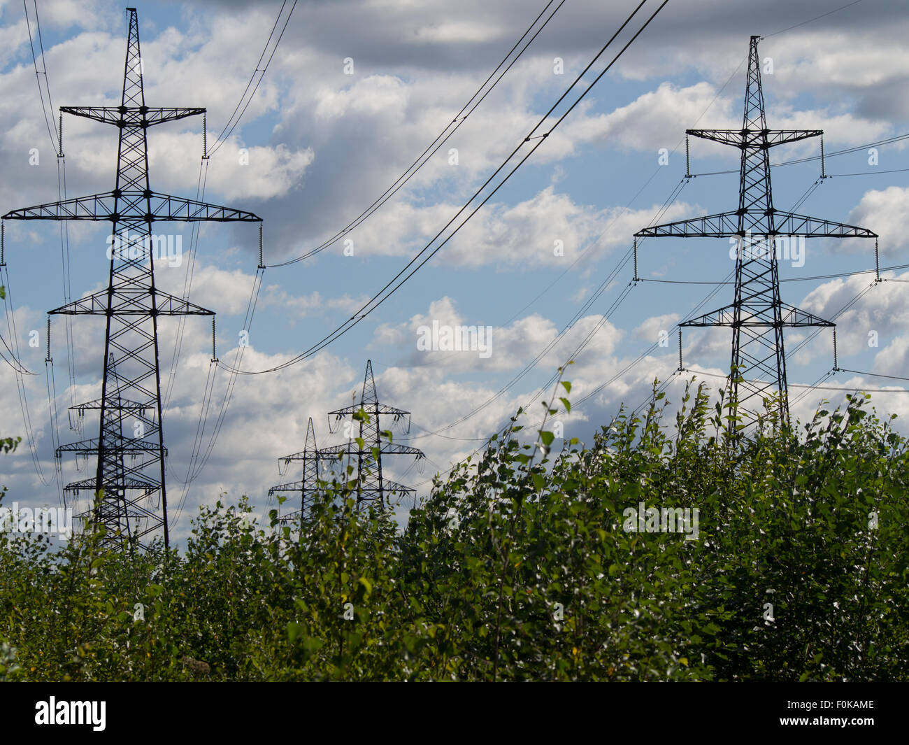 eine hohe Spannung Strommasten gegen blauen Himmel Stockfoto