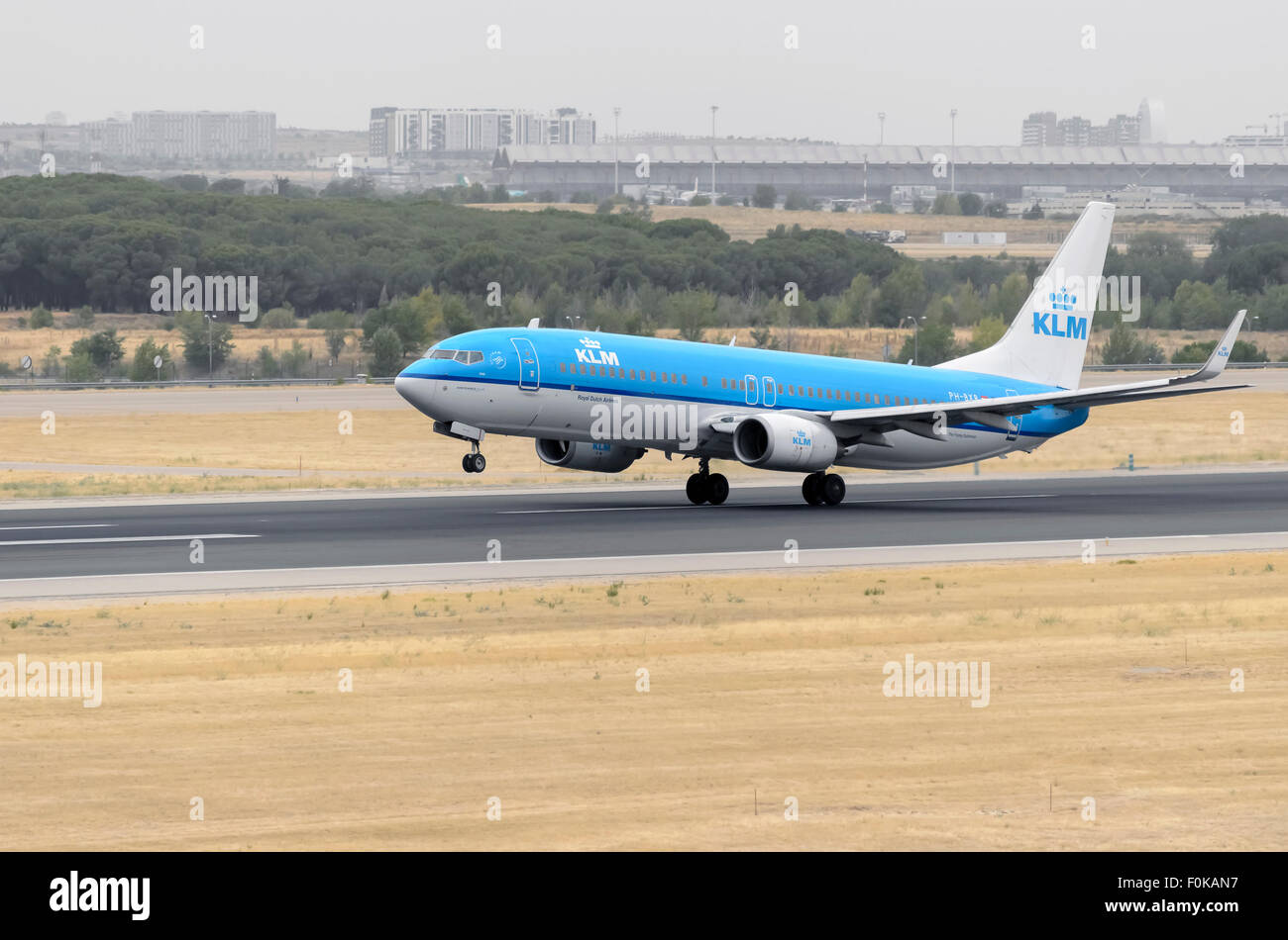 Flugzeug - Boeing 737-8K 2-- KLM-Airline, ist vom Flughafen Madrid-Barajas - Adolfo Suarez - ausziehen. Stockfoto