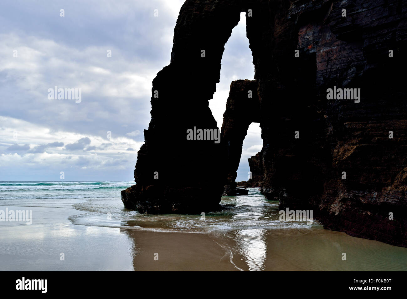 Spanien, Galicien: Rock-Arkaden an Doms Strand mit der wachsenden Flut Stockfoto