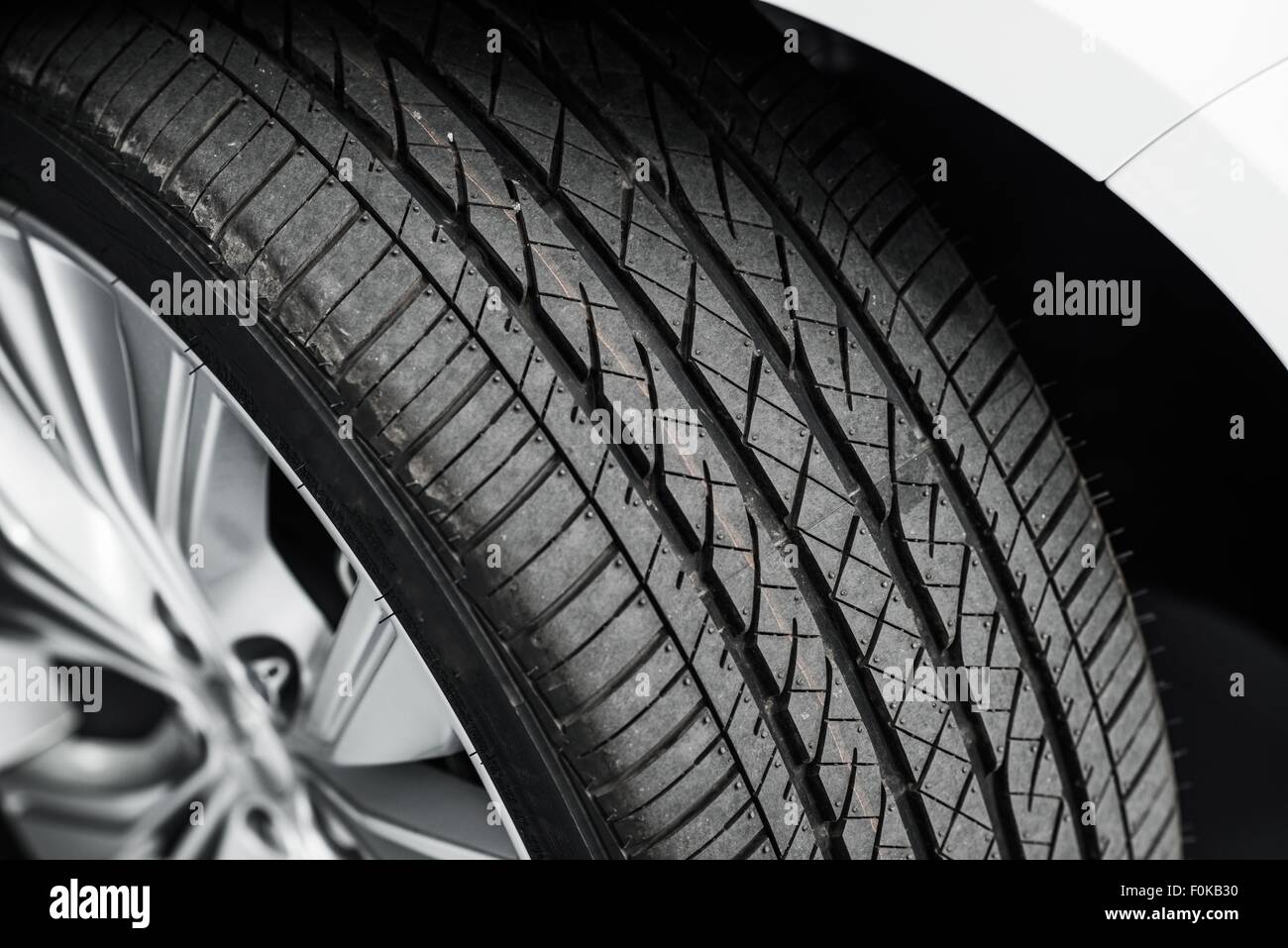 Brandneue Auto Reifen Closeup Foto. Moderne Pkw-Reifen Stockfoto