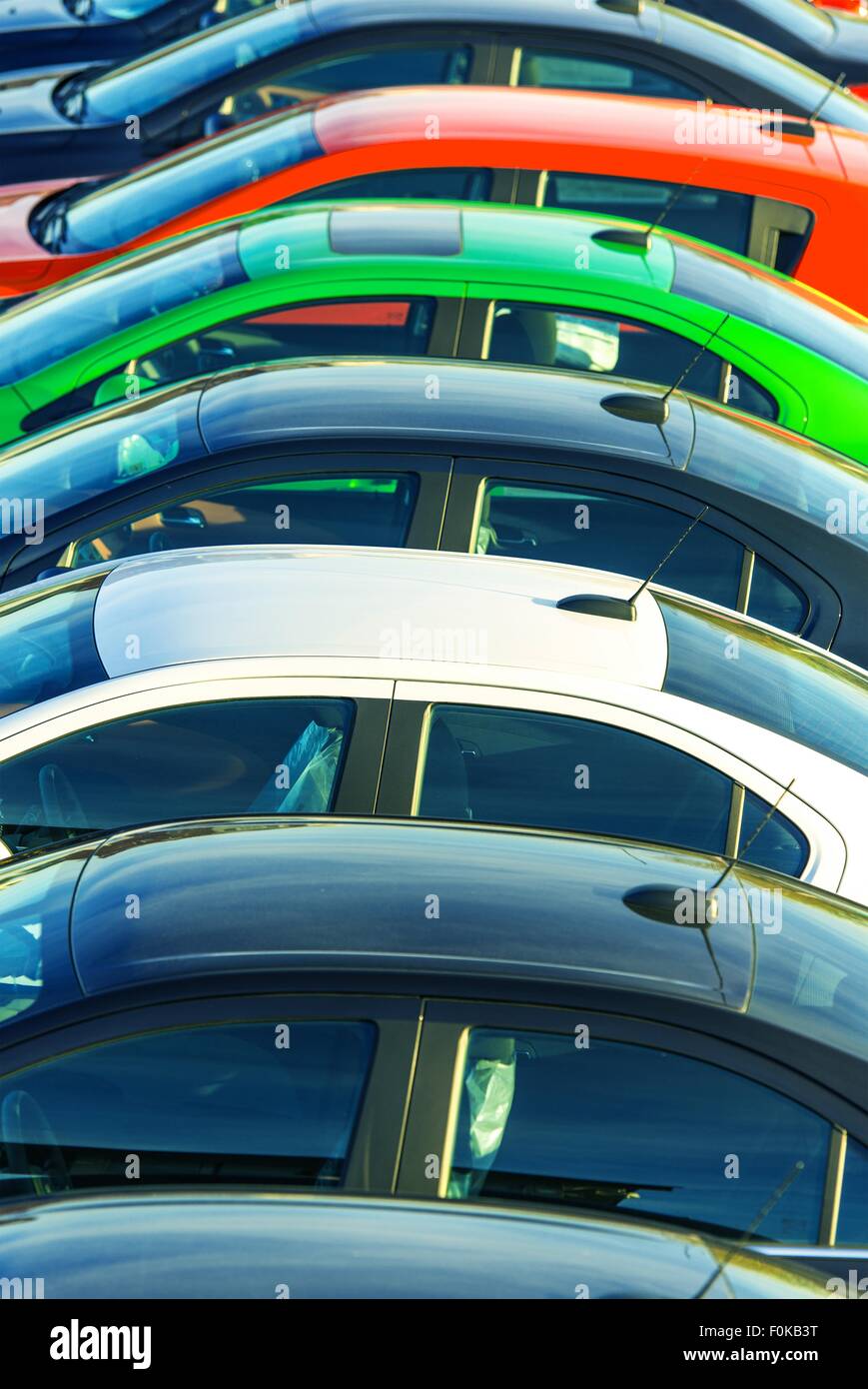 Auto-Sales-Geschäft. Auto Händler Restposten. Bunte Autos hintereinander. Stockfoto