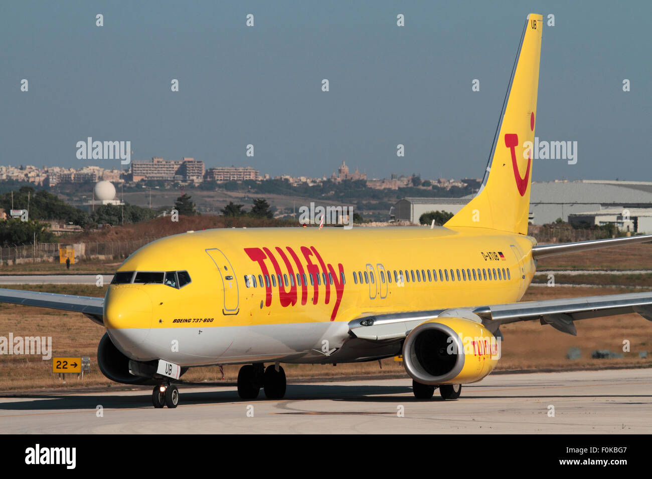 TUIfly Boeing 737-800 Passenger Jet plane für die Abfahrt aus Malta Rollens Stockfoto