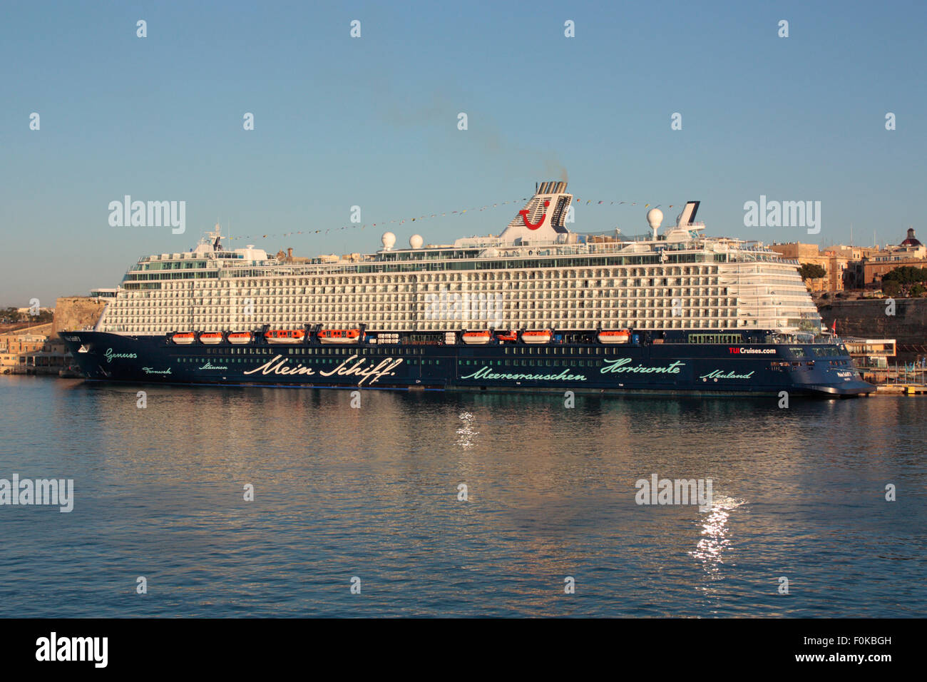 Die TUI Kreuzfahrtschiff oder liner Mein Schiff 3 in Malta kurz nach der Dämmerung Stockfoto