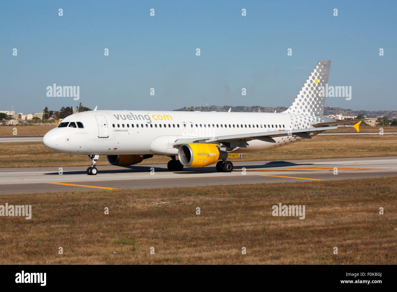 Airbus A320 Flugzeug der Spanischen Billigfluglinie Vueling, Rollen auf Rollbahn für die Abfahrt aus Malta. Budget der Flugverkehr in Europa. Stockfoto