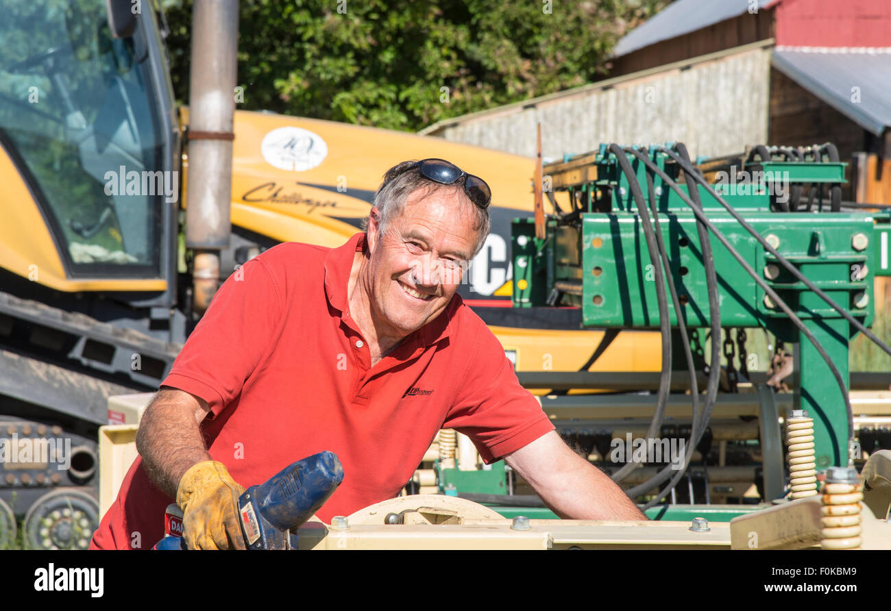 Landwirtschaft, Landwirt Jim Rice Woking auf landwirtschaftlichen Maschinen, Reis Farmen, Camas Prairie-Fairfield Bereich, Idaho, USA Stockfoto