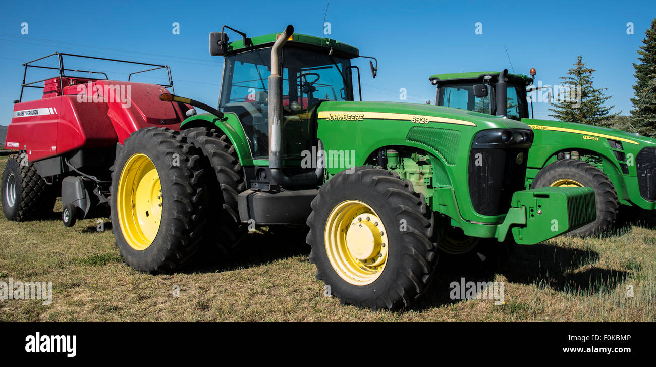 Landwirtschaft, landwirtschaftliche Maschinen, große Traktoren und Weißrußland geparkt auf Reis Farmen zur Ernte bereit. Camas Prairie. Idaho, USA Stockfoto