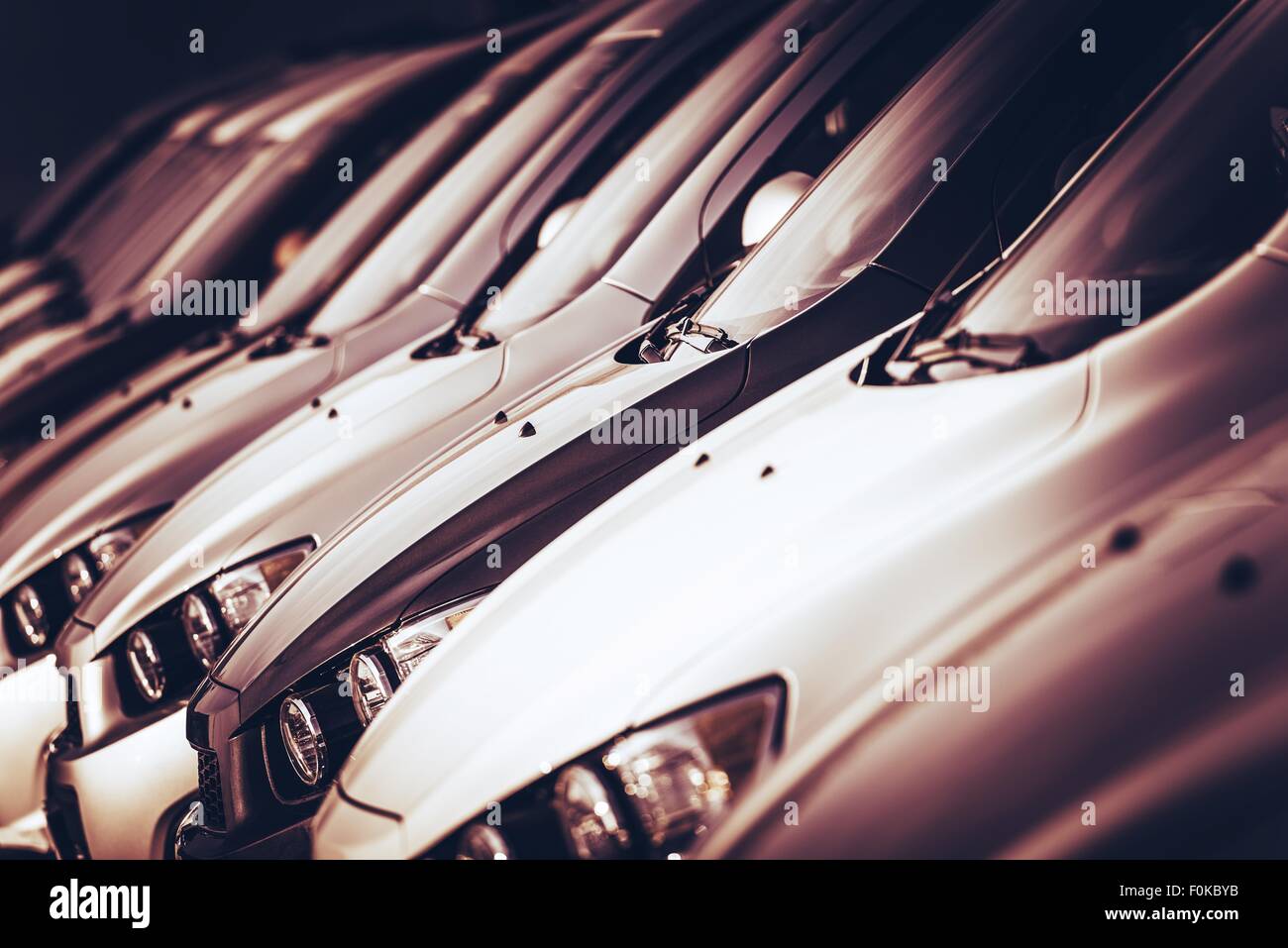 Neue Autos zum Verkauf in einer Zeile Closeup Foto. Auto Händler viel. Stockfoto