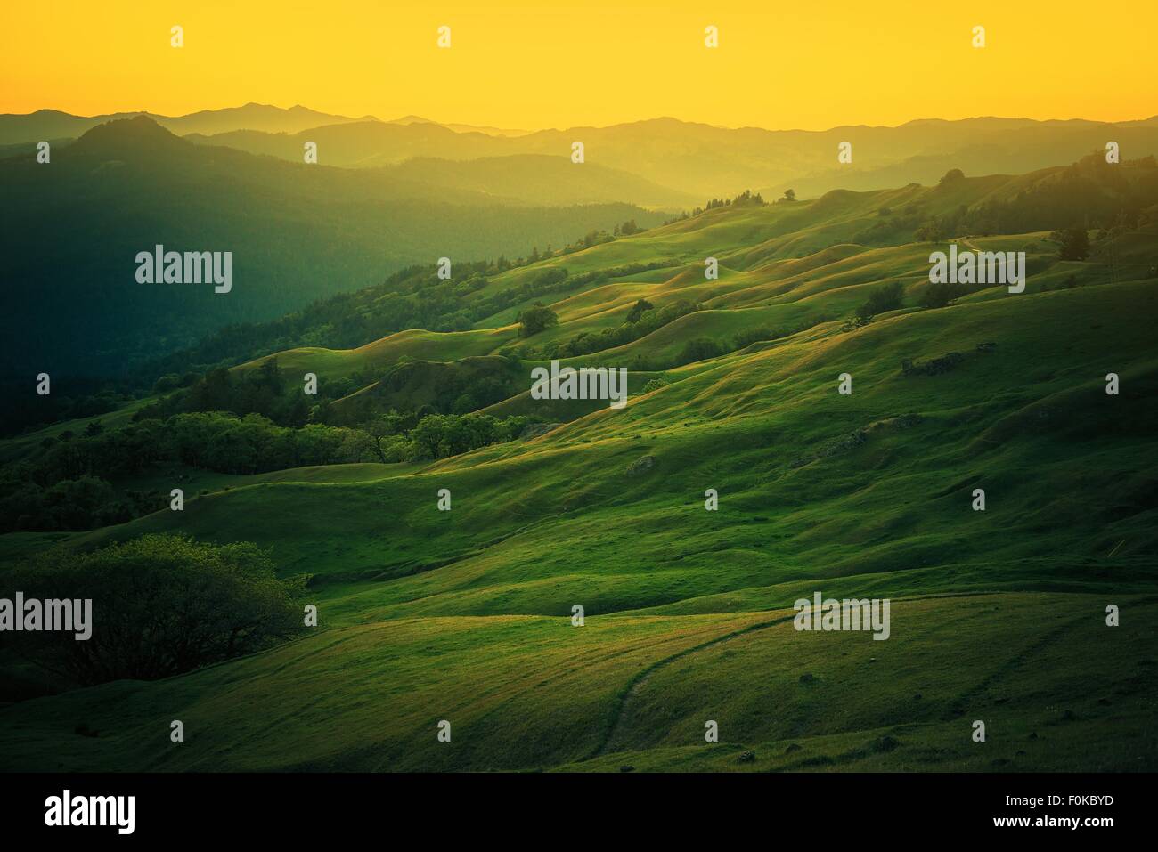 Nord-Kalifornien Landschaft. Reizvolle Aussicht nach Osten von Eureka, Humboldt County, California, Vereinigte Staaten von Amerika. Stockfoto