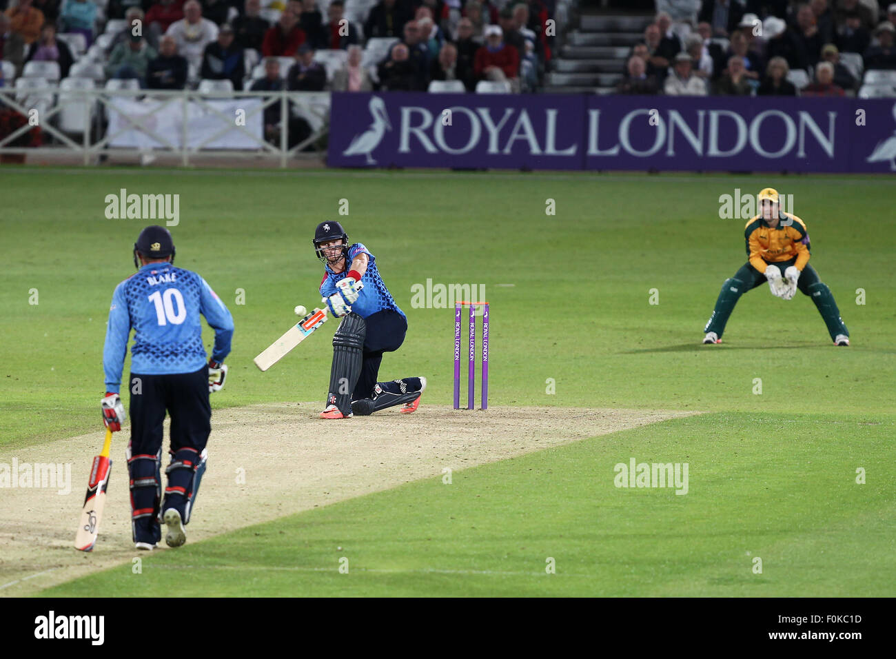 Nottingham, UK. 17. August 2015. Royal London eines Tages Cup. Notts Outlaws versus Kent Spitfires. Eine weitere Grenze für Sam Billings Credit: Action Plus Sport/Alamy Live News Stockfoto