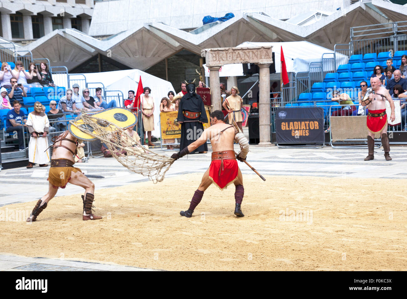 London, UK. 16. August 2015. Live-Show Aktion Gladiator in der Guildhall-Werft. Professionelle Gladiatoren Kämpfe in Guildhall Hof, die Website von Londons einzige römische Amphitheater. Die Rekonstruktionen von den Gladiatoren-Stil spielen einmal in alten Londinium fand vor einem Kaiser und fröhliche Menschenmenge, die entscheiden, welche Krieger erhalten zu Fuß frei basierend auf ihren Leistungen. Bildnachweis: Nathaniel Noir/Alamy Live-Nachrichten Stockfoto
