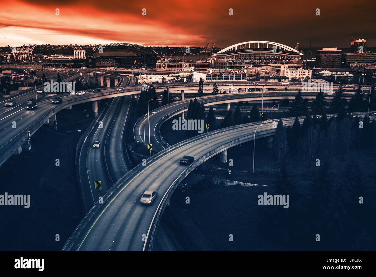 Seattle Autobahnen Kreuzung in rötliches Blau Color-Grading. Seattle, Washington, Vereinigte Staaten von Amerika. Stockfoto