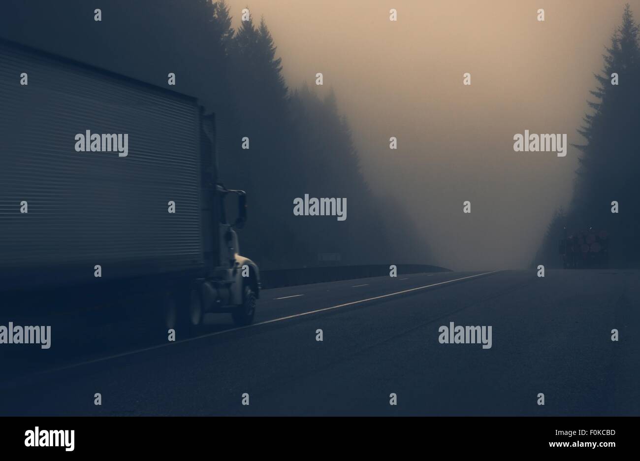 LKW auf der nebligen Autobahn in Nord-Kalifornien, USA. Nebligen Tag on the Road Stockfoto