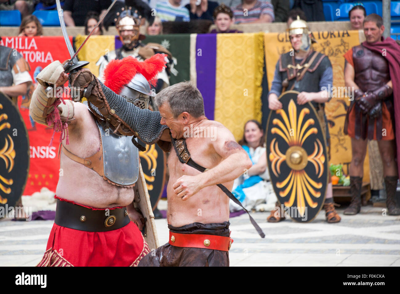 London, UK. 16. August 2015. Live-Show Aktion Gladiator in der Guildhall-Werft. Professionelle Gladiatoren Kämpfe in Guildhall Hof, die Website von Londons einzige römische Amphitheater. Die Rekonstruktionen von den Gladiatoren-Stil spielen einmal in alten Londinium fand vor einem Kaiser und fröhliche Menschenmenge, die entscheiden, welche Krieger erhalten zu Fuß frei basierend auf ihren Leistungen. Bildnachweis: Nathaniel Noir/Alamy Live-Nachrichten Stockfoto