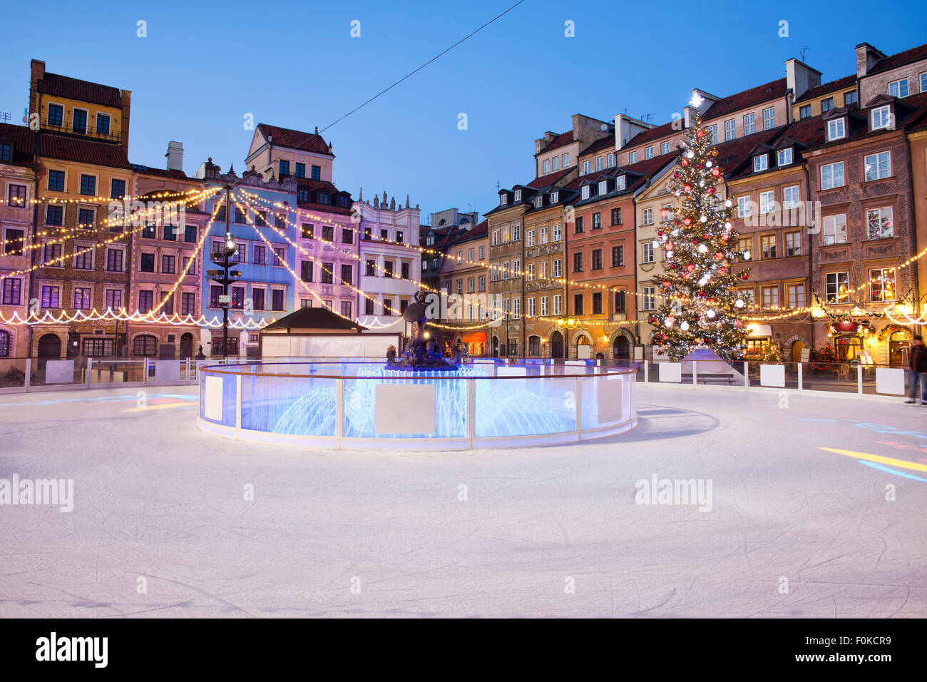 Polen, Warschau, Altstädter Ring mit Eisbahn in der Weihnachtszeit abends Stockfoto